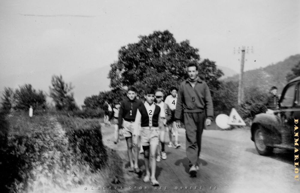 VILLE D ORAN CHATEAU DE LERIET 1955 UNE PETITE MARCHE.JPG